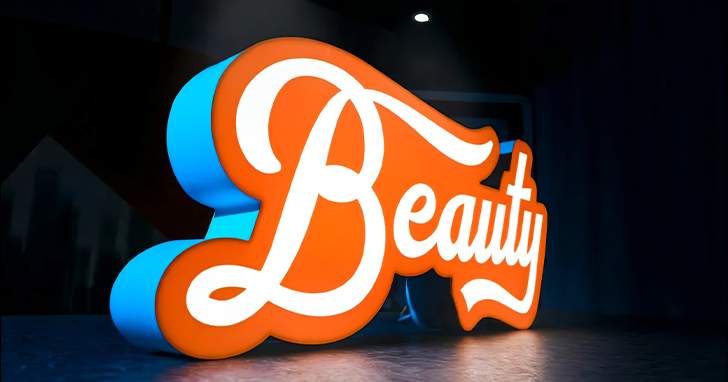 Перед отправкой вывески в производство менеджер дает рекомендации по макету, который предоставляет клиент. Для создания макета с нуля дизайнер изучает специфику бизнеса и пожелания клиента. Когда дизайн готов, клиент получает бесплатную визуализацию и выбирает материалы. После замеров подписывается договор.