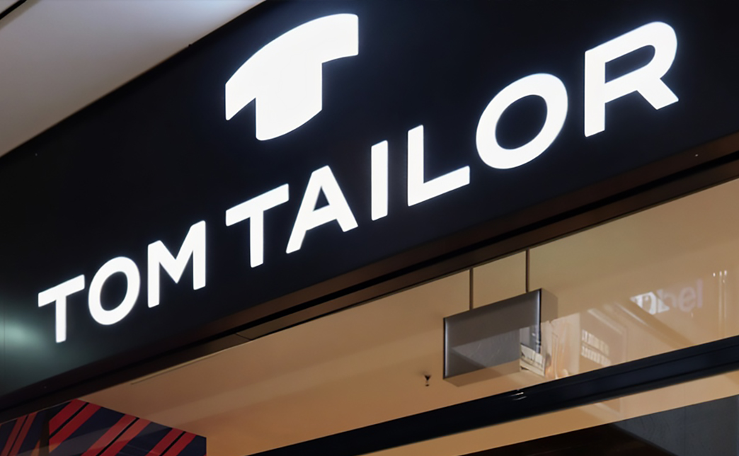 Для монтажа фрезерованных лайтбоксов используют каркасную металлическую раму. Ее крепят к стене, фасаду, выступу, фризу, на крышу, а затем на нее устанавливают вывеску. В зависимости от сложности установка занимает от 3 часов до 3 дней.