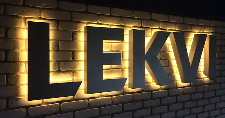 Логотип — это, как правило, фигурная вывеска с особым шрифтом и уникальным дизайном. Получив от клиента макет, менеджер дает рекомендации, как подчеркнуть стиль конструкции, помогает выбрать оптимальные материалы и тип подсветки, определиться с размером. Для этого также полезна фотовизуализация на месте монтажа.