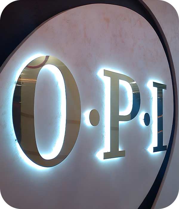 От чего зависит цена плоских букв с подсветкой?