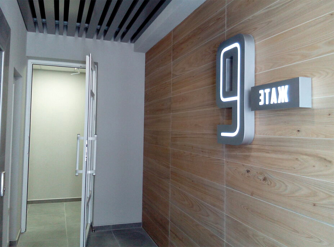 Одинаковые цифры могут выглядеть по-разному у разных производителей. Часто не совпадают одинаковые шрифты и цветовые оттенки. Поэтому нужно обязательно согласовать дизайн-проект,  запросить реальное фото образца перед тиражом и сделать цветопробы.