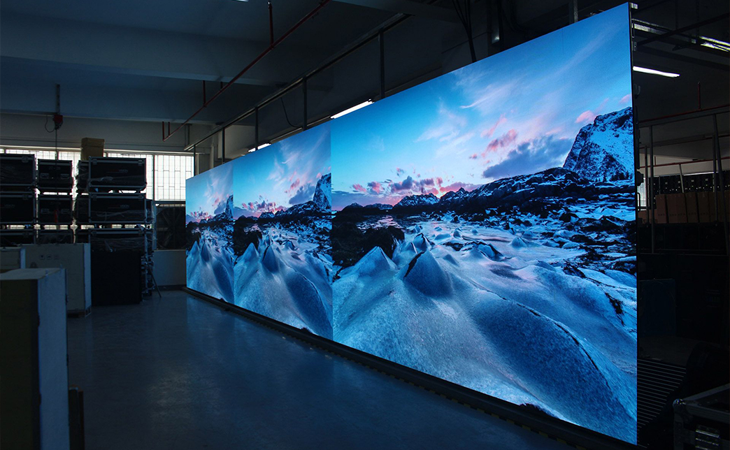 В отличие от неоновых вывесок или конструкций с другими видами подсветки, современные LED-экраны имеют стабильное свечение и высокую частоту обновления. Поэтому они безопасны для зрения людей. Риск возникает только при долгом просмотре с близкого расстояния.