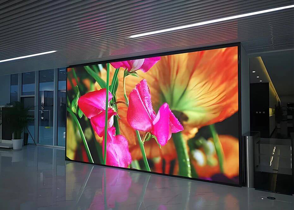 Технология LED тратит меньше электроэнергии по сравнению с традиционными LCD-экранами и другими типами подсветки. Это снижает ежемесячные расходы на обслуживание и делает рекламную кампанию рентабельной и экологичной.